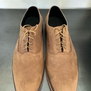 Elegant Tan Suede Oxfords with Sleek Silhouette